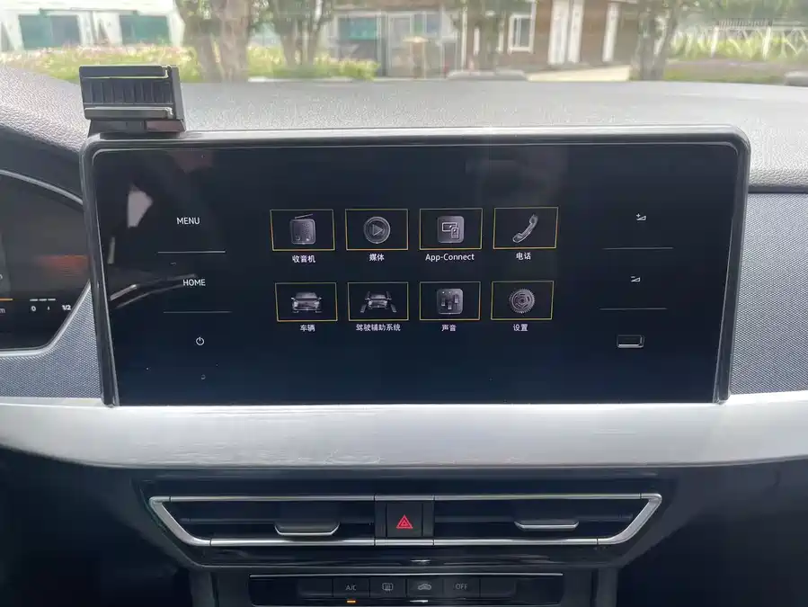 Volkswagen Lavida 2023, 1.5L, автомат, комплектация Deyi